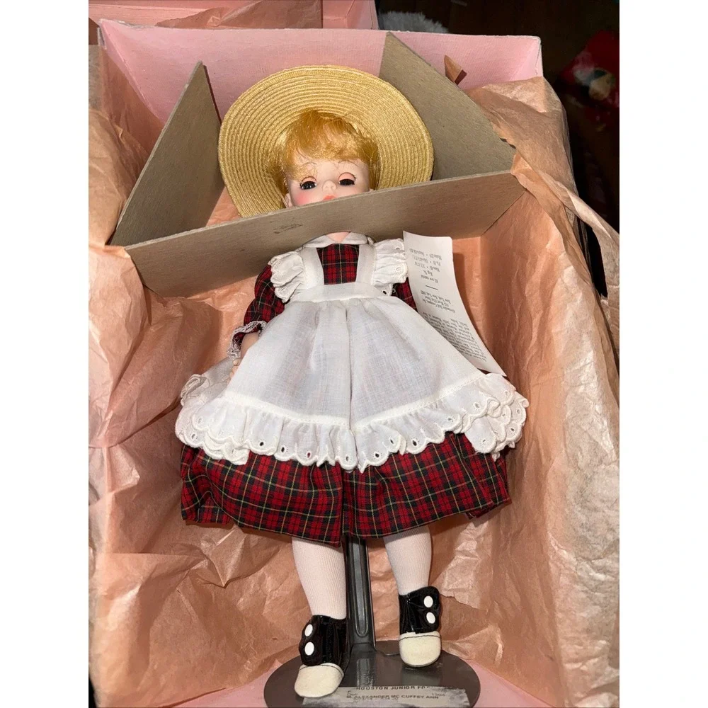 Madame Alexander McGuffey Ana Doll 1394 Red Plaid Dress Straw Hat Box Stand